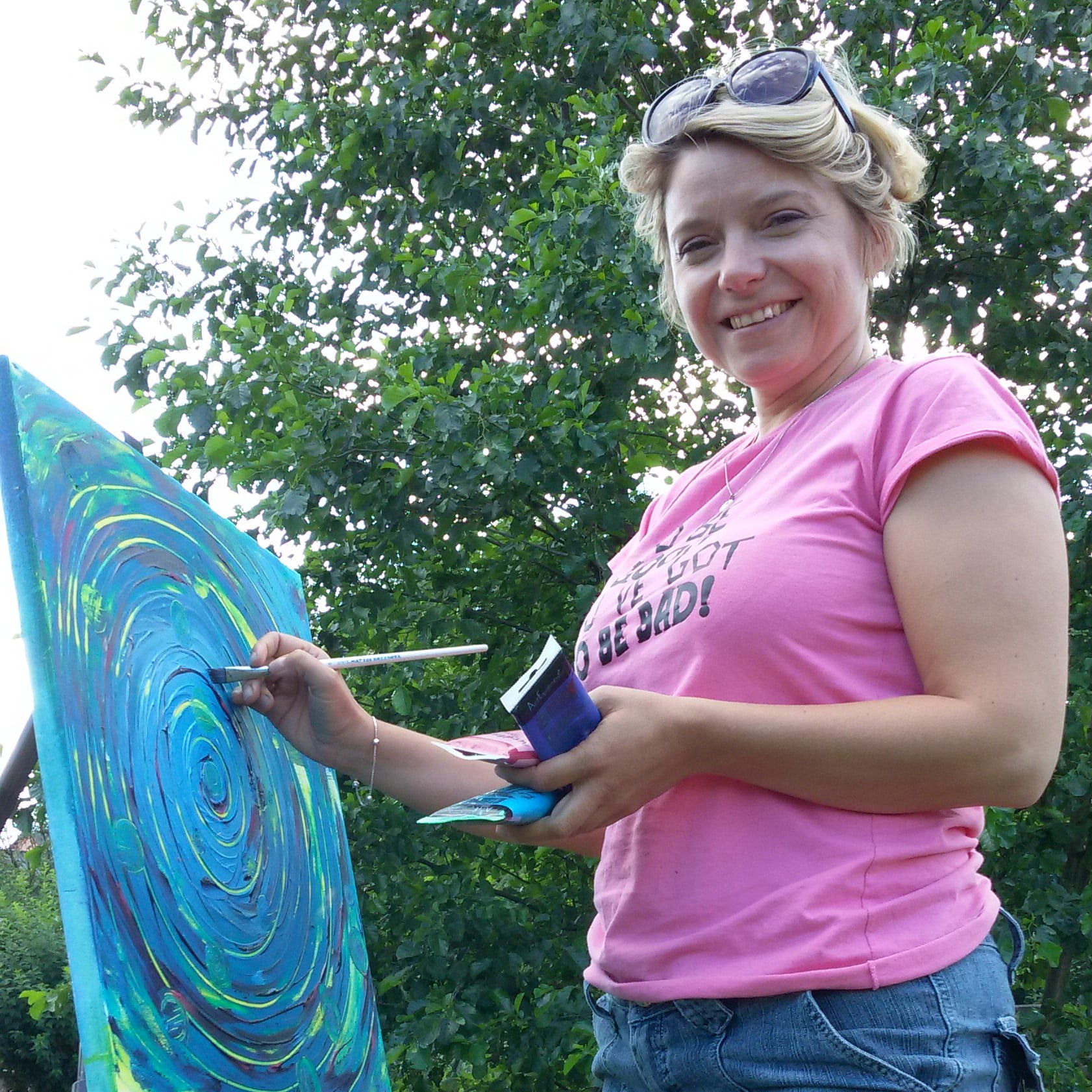 Barbara Lech - kobiecy coach - z uśmiechem maluje intuicyjnie na warsztatach Vedic Art u Bożeny Bieleniewicz