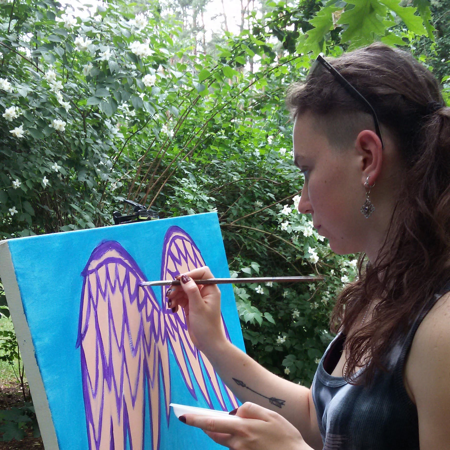 Patrycja Mańko maluje intuicyjnie skrzydła na warsztatch plenerowych Vedic Art u Bożeny Bieleniewicz